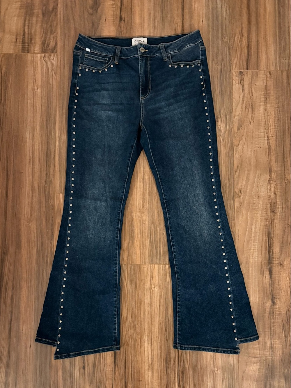 Ceros Women’s Studded Flair Jeans Size 31